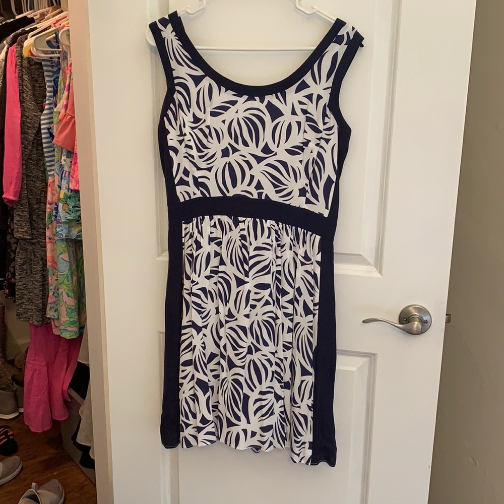 Lilly size 6 navy and white back zip dress